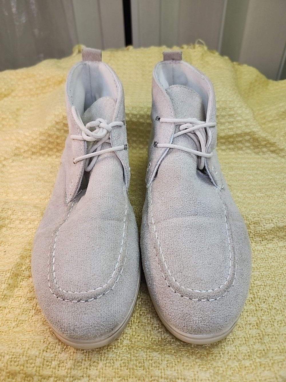 Unbraded Women’s Suede Chukka Boots in Light Gray